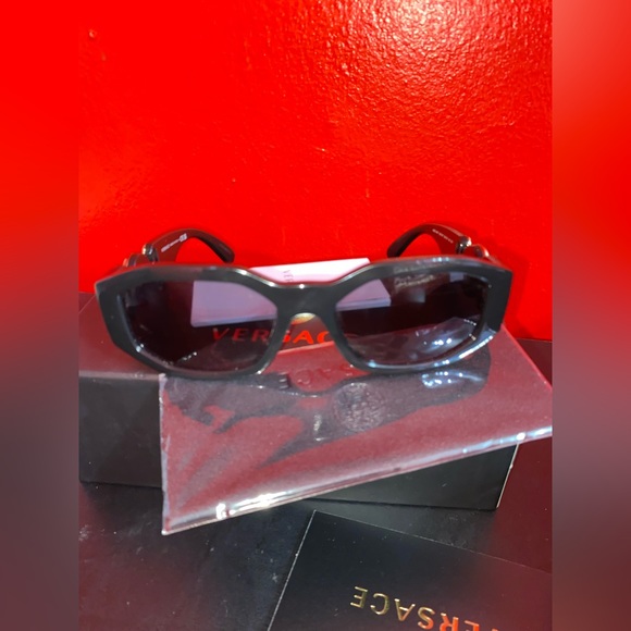 Medusa Biggie Sunglasses (Black) - Picture 6 of 7